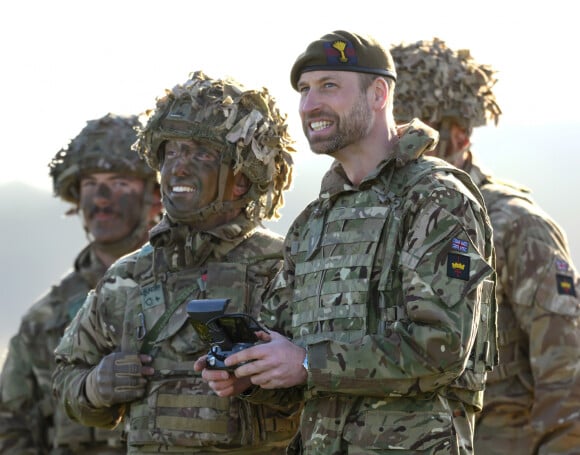 Príncipe William usou traje da Guarda Galesa e foi até o 1º Batalhão, em Salisbury, na Inglaterra.