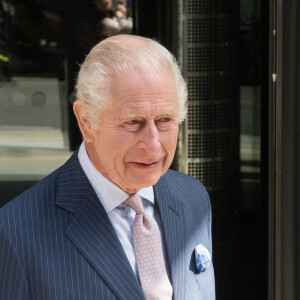 Rei Charles III 'está se saindo bem. Mas ainda há algumas preocupações, e ele sabe que seu reinado acabará em breve', comentou fonte do tabloide US Weekly 