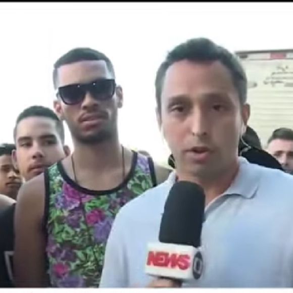 Repórter da Globo News ficou sem graça e tirou o microfone da fã, que deu a entender que teria sido a culpada por Gaga cancelar apresentação no Rock in Rio