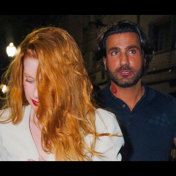 Marina Ruy Barbosa deixou marca de batom no pescoço do noivo, Abdul Fares. Casal foi fotografado ao deixar festa em dezembro de 2024