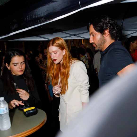 Noivos, Marina Ruy Barbosa e Abdul Fares deixaram festa de encerramento das gravações da série 'Tremembé'