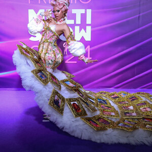 Prêmio Multishow 2024: irmã de Lexa, Wenny posou irreverente com um look repleto de porta-retratos no evento