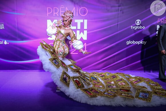 Prêmio Multishow 2024: irmã de Lexa, Wenny posou irreverente com um look repleto de porta-retratos no evento