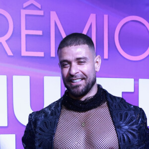 Prêmio Multishow 2024: Diogo Nogueira foi o primeiro famoso a chegar e usou um conjunto de esporte fino com muita transparência. Que calor!