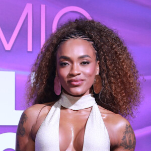 Prêmio Multishow 2024: Patrícia Ramo usou e abusou do decote em um vestido com leve brilhante