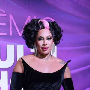 Prêmio Multishow 2024: Gloria Groove, no melhor estilo 'Cruella', apostou em um vestido preto com detalhes em rosa