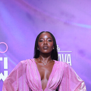 Prêmio Multishow 2024: Clara Moneke elegantíssima com um look rosa decotado