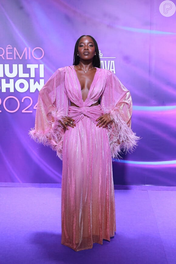 Prêmio Multishow 2024: Clara Moneke elegantíssima com um look rosa decotado