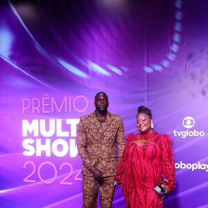 Prêmio Multishow 2024: MC Carol apostou em um vestido vermelho com detalhes em preto ao lado do marido