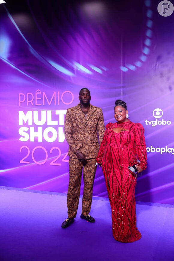 Prêmio Multishow 2024: MC Carol apostou em um vestido vermelho com detalhes em preto ao lado do marido