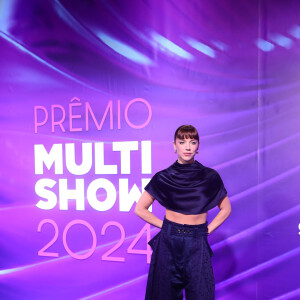 Prêmio Multishow 2024: Alice Wegmann deixou a barriga de fora em um look ousado com cropped e calça fendada