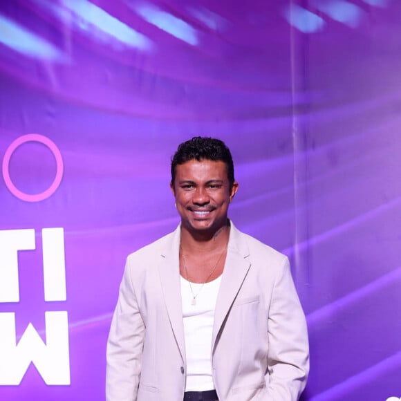 Prêmio Multishow 2024: Xamã esbanjou elegância com um look moderno esporte fino com camiseta