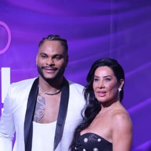 Prêmio Multishow 2024: com o marido, Scheila Carvalho esbanjou beleza com um vestido preto em detalhes