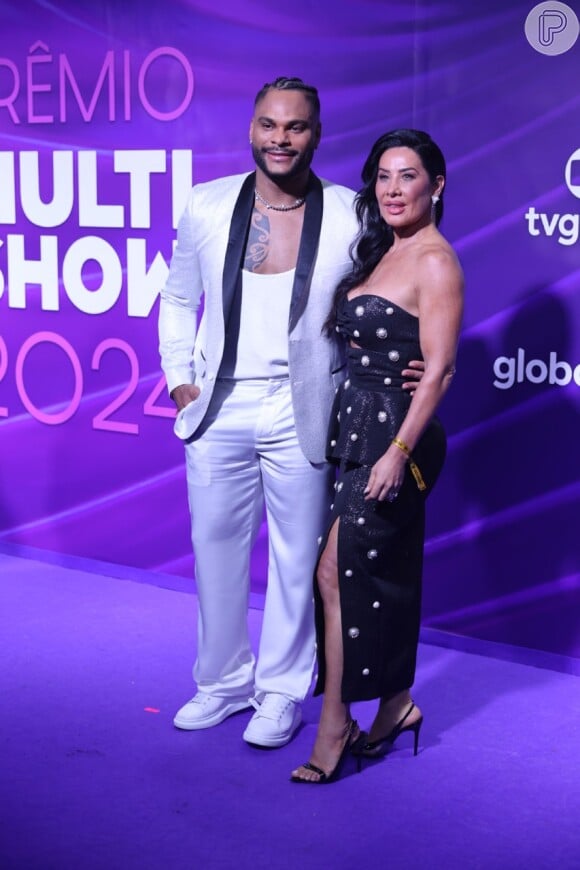 Prêmio Multishow 2024: com o marido, Scheila Carvalho esbanjou beleza com um vestido preto em detalhes