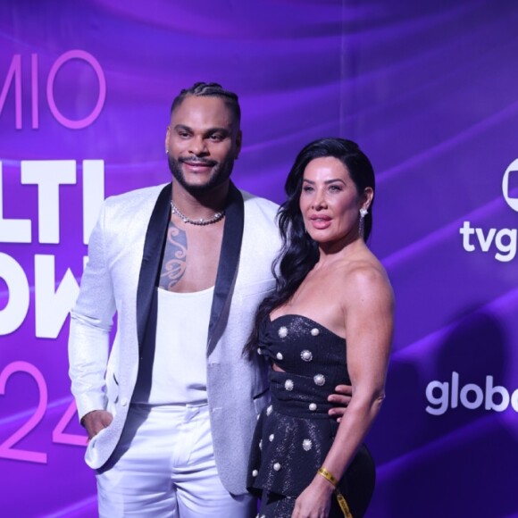 Prêmio Multishow 2024: com o marido, Scheila Carvalho esbanjou beleza com um vestido preto em detalhes