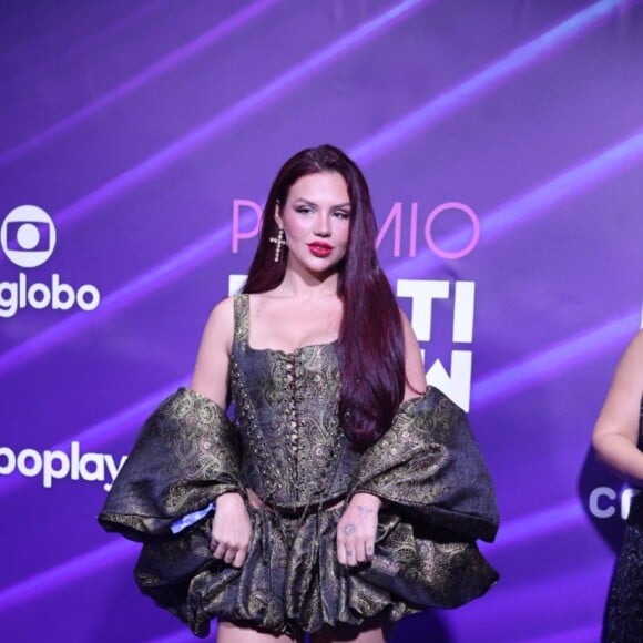 Prêmio Multishow 2024: Vivi Wanderley ousou com um vestido curto também repleto de detalhes