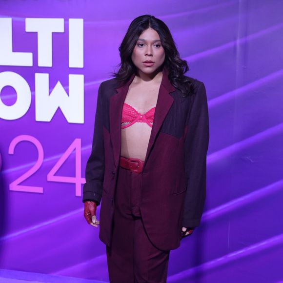 Prêmio Multishow 2024: Blogueirinha combinou um blazer com sutiã para o tapete vermelho