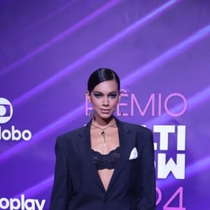 Prêmio Multishow 2024: ex-BBB Alane Dias também ousou com um blazer preto e lingerie do mesmo tom