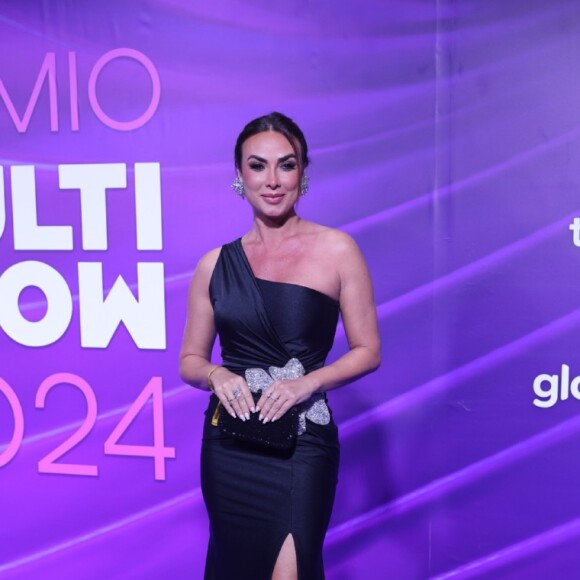 Prêmio Multishow 2024: Nicole Bahls apostou em um vestido preto com fenda