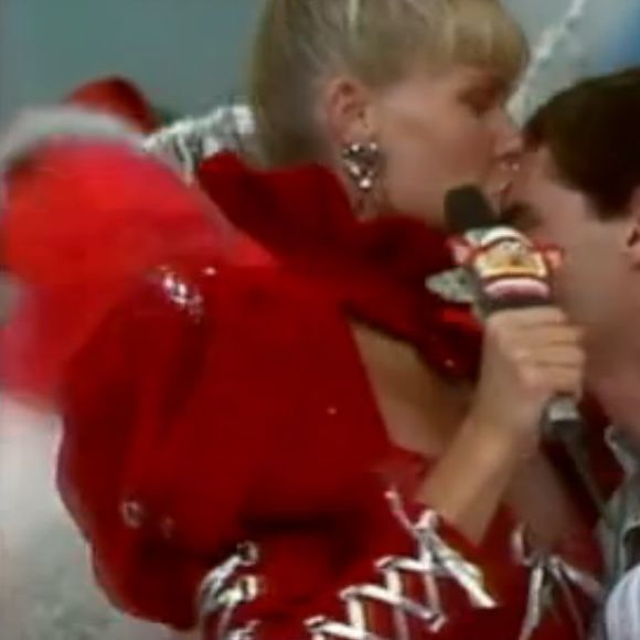 Namorada de Ayrton Senna há 36 anos, Xuxa encheu o piloto de beijos no rosto