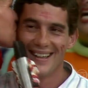 Xuxa encheu Ayrton Senna de beijos e passou a lhe desejar 'feliz ano novo (1989), feliz 90, feliz 91, feliz 92, feliz 93'; o piloto morreria em 1º de maio de 1994