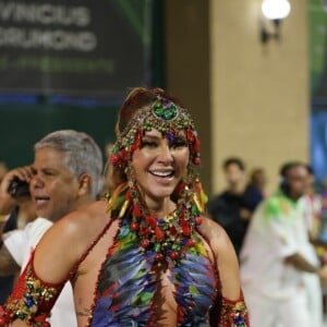 Paolla Oliveira é rainha de bateria da Grande Rio por mais um carnaval