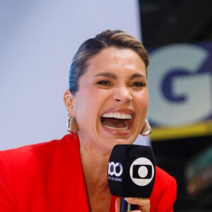 Flávia Alessandra marcou presença, segundo o Gshow, no painel 'Do drama ao meme - Vilãs atemporais'.