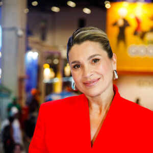 Para a ocasião, a atriz apostou num look belíssimo! Um vestido-blazer na cor vermelha. Lembrou muito a sua personagem Cristina, da novela 'Alma Gêmea'.