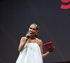 Deborah Secco abriu sua participação na CCXP com look all white e sem mangas