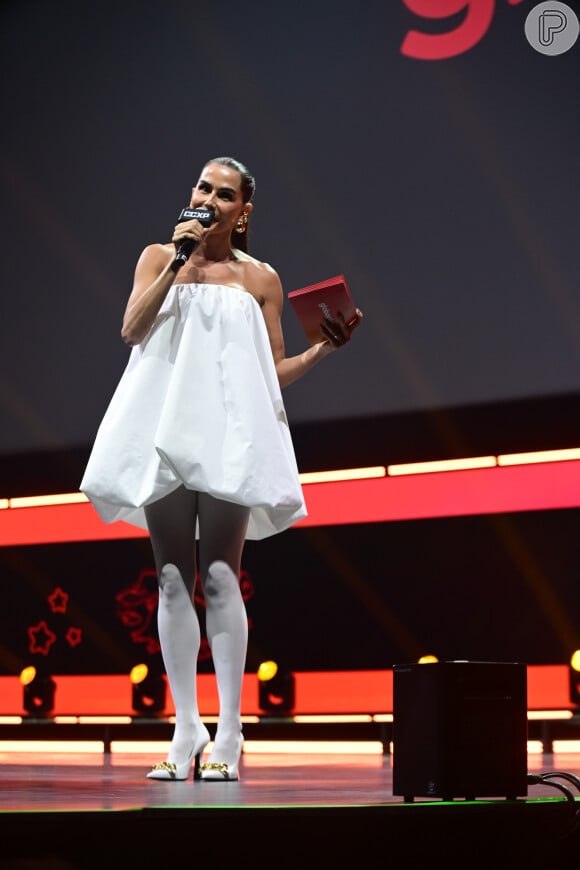 Deborah Secco abriu sua participação na CCXP com look all white e sem mangas