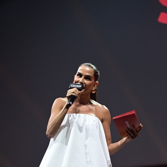 Deborah Secco abriu sua participação na CCXP com look all white e sem mangas