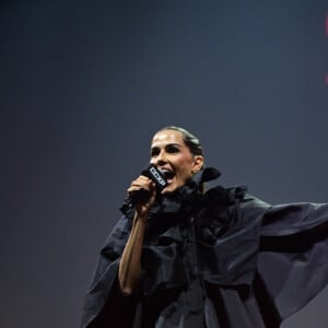 Deborah Secco voltou ao palco da CCXP agora com all black e mangas bufantes