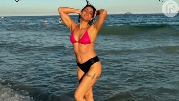 Carol Castro posa de biquíni animal print e barriga extremamente trincada rende elogios na web