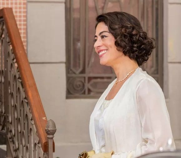 Em 'Garota do Momento', Carol Castro vive Clarice, mãe de Duda Santos