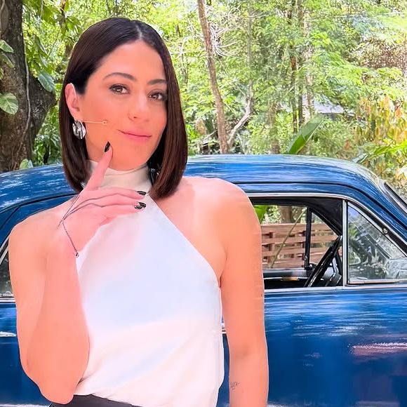 Carol Castro ganhou muitos elogios dos seguidores pelo seu corpo definido de biquíni animal print