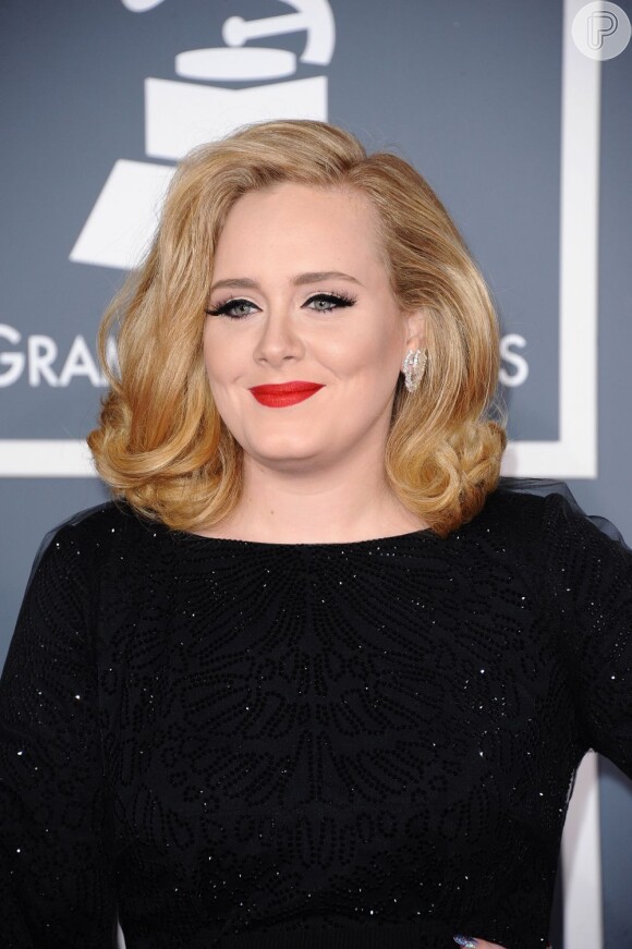 Adele usa vestido longo preto no Grammy 2012