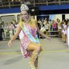 Ellen Rocche mostrou simpatia e samba no pé durante o ensaio técnico da escola de samba Rosas de Ouro no Anhembi