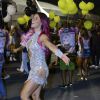 A ex-panicat Thaís Bianca escolheu um vestido ousado, trabalhado em recortes, para o ensaio técnico da Rosas de Ouro no sábado (31), em São Paulo