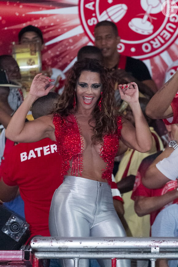 Viviane Araújo samba no ensaio do Salgueiro, na noite de sábado, 31 de janeiro de 2014, na quadra da agremiação, na Tijuca, no Rio de Janeiro