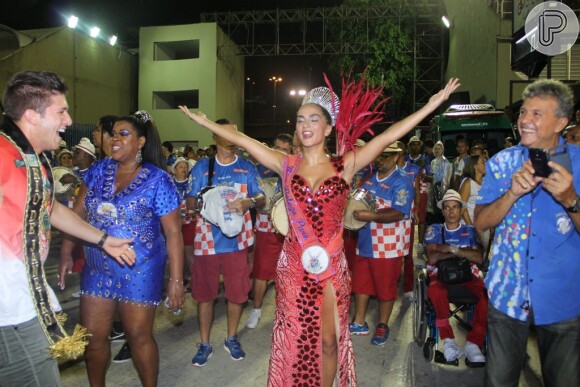 Rainha de bateria da União da Ilha, Bruna Bruno usa vestido longo vermelho superfendado em ensaio técnico