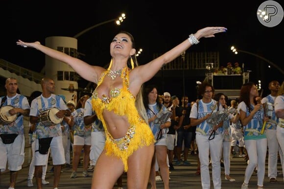 Maísa Magalhães usou fantasia decotada no ensaio técnico da escola de samba Imperador do Ipiranga, em São Paulo