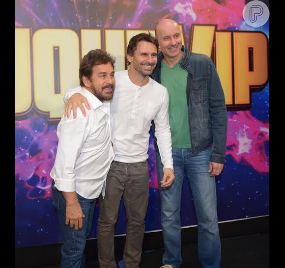 Murilo Rosa posa com Marcos Frota e Tande,  integrantes do júri do quadro 'Truque VIP', no 'Domingão do Faustão'