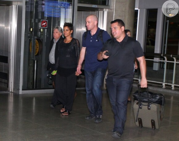 Halle Berry chega ao Rio de Janeiro e é acompanhada por seguranças