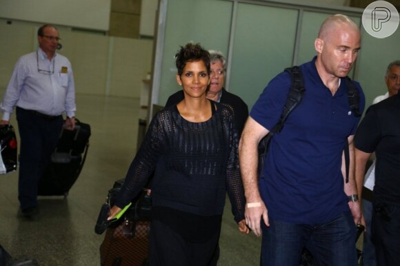 Halle Berry desembarcou no Aeroporto Galeão, no Rio, em 10 de abril de 2013
