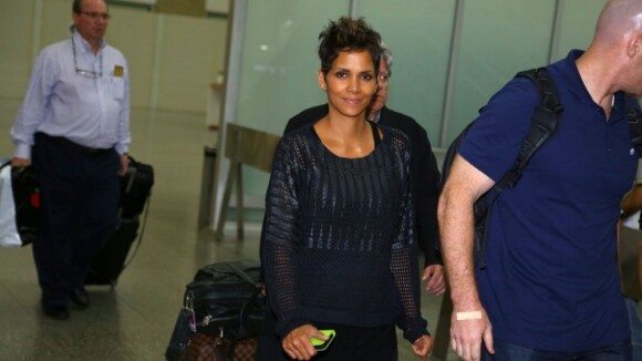 Halle Berry, grávida, chega ao Rio para divulgar o filme 'Chamada de Emergência'