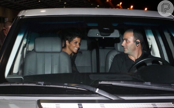Halle Berry entra no carro sorridente para se dirigir ao hotel em Copacabana