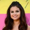 Selena Gomez afirma estar mais ousada e tagarela após término com Justin Bieber