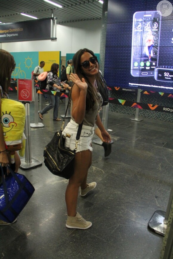 Anitta sorriu e brincou com fotógrafos antes de embarcar para Salvador