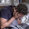 Enrico (Joaquim Lopes) chora e se desepera com a foto do pai no colo. 'Deixando seu pai morrer, com esse choro de criança!'