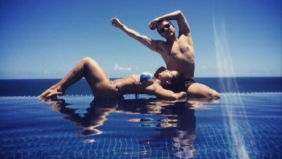 Anitta mostra corpão na piscina após chegar em Salvador: 'Amanhã tem bloco'